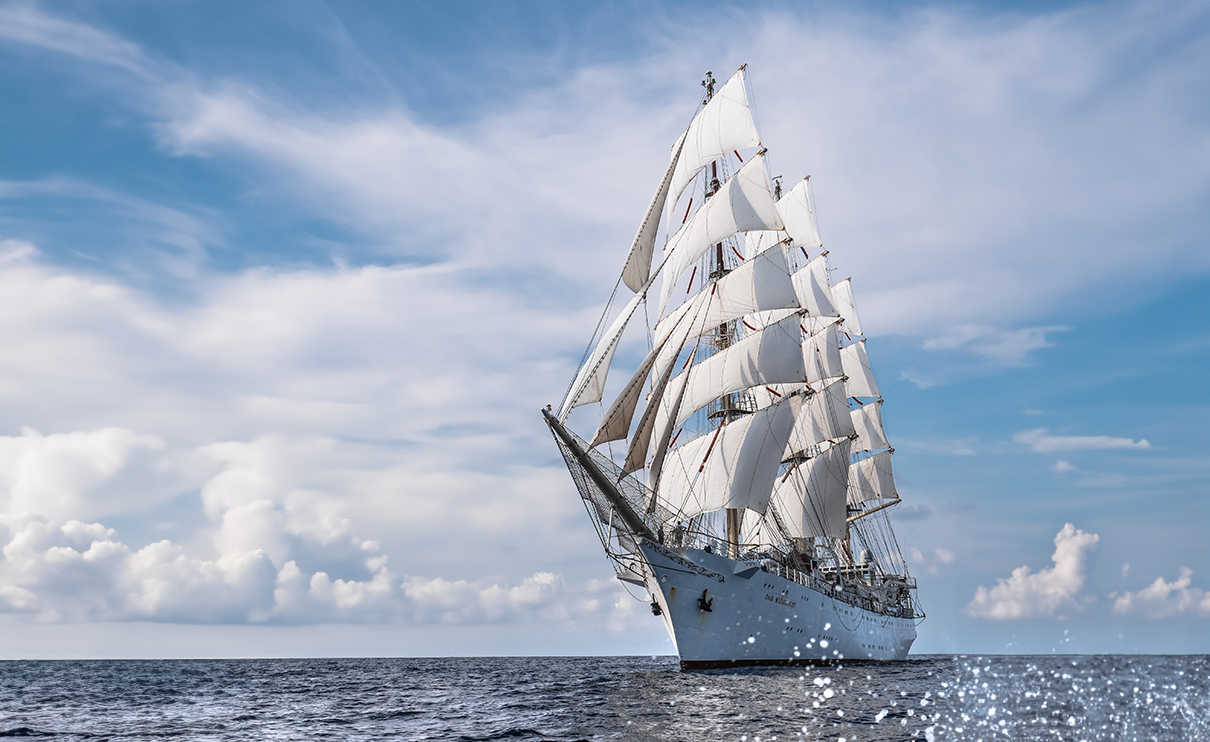 Dar Młodzieży na morzu pod żaglami