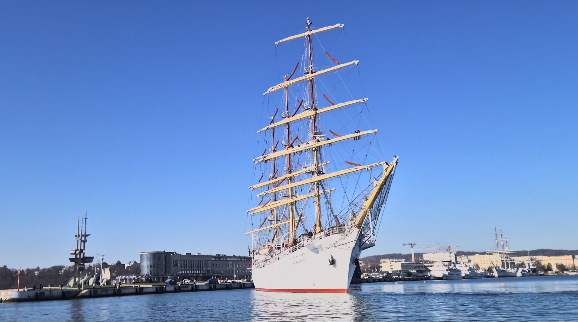 Dar Młodzieży wpływający do portu w Gdyni 