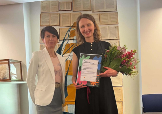 Pani Dyrektor Biblioteki dr Joanna Krzywonos i mgr Justyna Strzęp