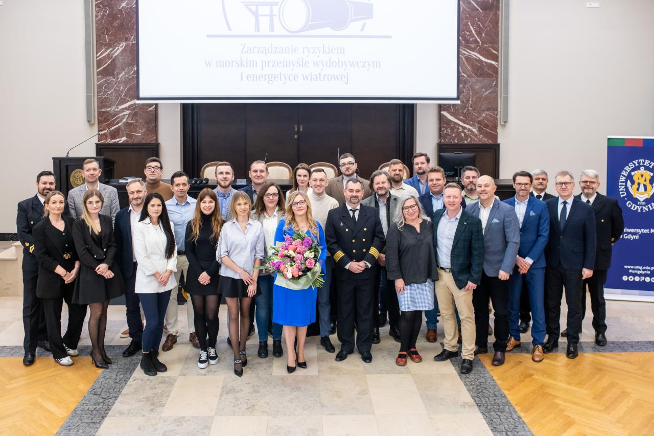 Absolwenci i wykładowcy studiów podyplomowych oraz przedstawiciele Władz UMG. fot. Maciej Czarniak