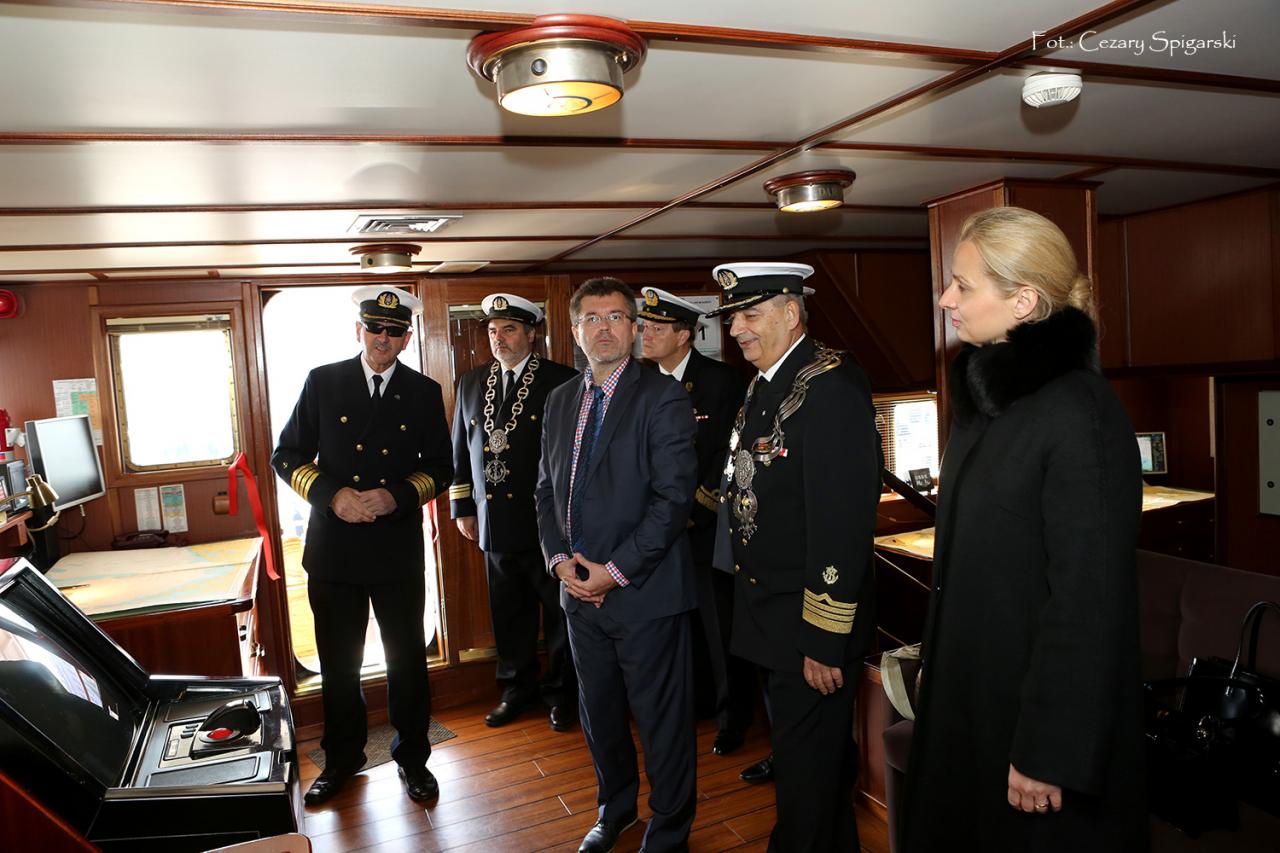 Prezentacja nowego sprzętu-od prawej prof. Dorota Pyć, podsekretarz stanu MIR, prof. dr hab. Piotr Jędrzejowicz, rektor AMG, kontradmirał dr inż. Czesław Dyrcz, rektor-komendant Akademii Mar.Woj., Arkadiusz Szopieraj PZU S.A., dr hab. inż. Adam Weintrit, dziekan Wydziału Nawigacyjnego AMG, kpt.ż.w. Rafał Szymański, komendant \"Daru Młodzieży\" (fot. Cezary Spigarski)