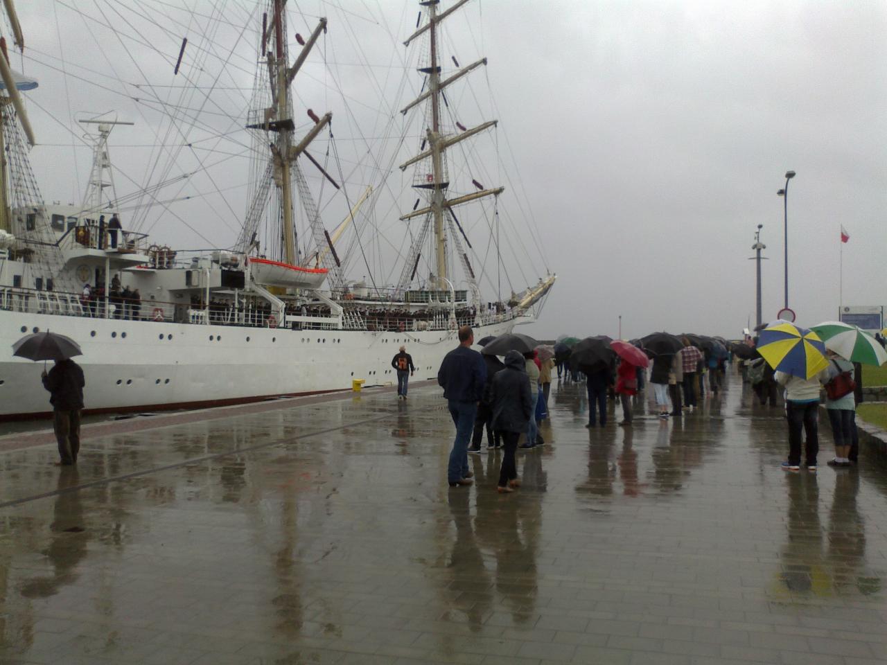 Pożegnanie w strugach deszczu (fot. Aleksander Gosk)