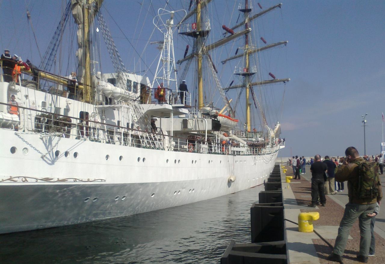 26.04.2014 r. - \"Dar Młodzieży\" wychodzi z Gdyni (fot. Aleksander Gosk)