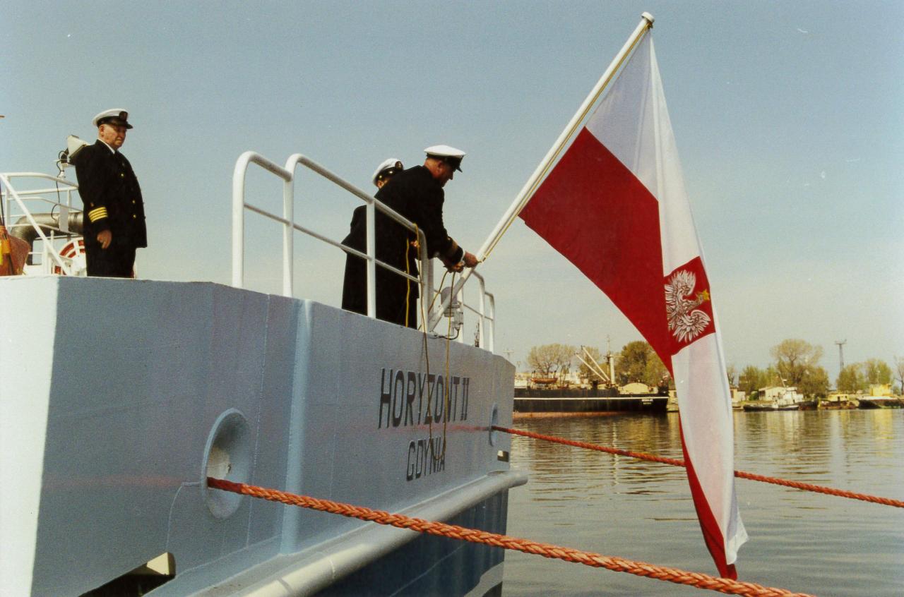 28.04.2000 r. - pierwsze podniesienie bandery na \"Horyzoncie II\" (z lewej kpt.ż.w. Julian Witkowski)