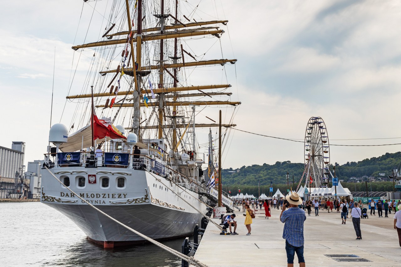 Fot. A. Dopke \"Dar Młodzieży\" atrakcją największego zlotu żaglowców na świecie