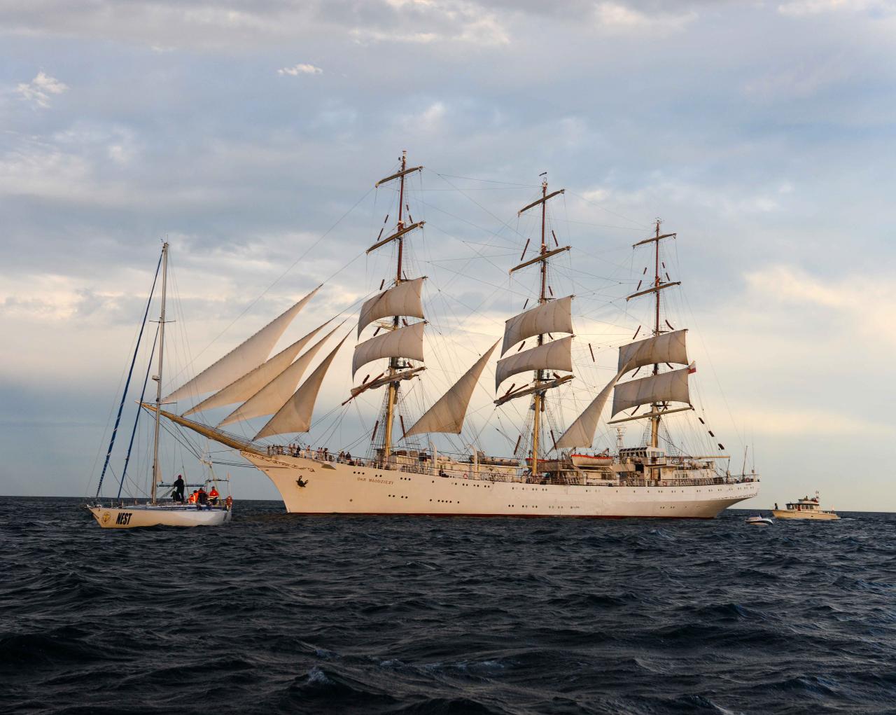 \"Dar Młodzieży\" i \"Nest\" podczas parady \"Operacja Żagle Gdyni 2014\" (fot. Tomasz Degórski)