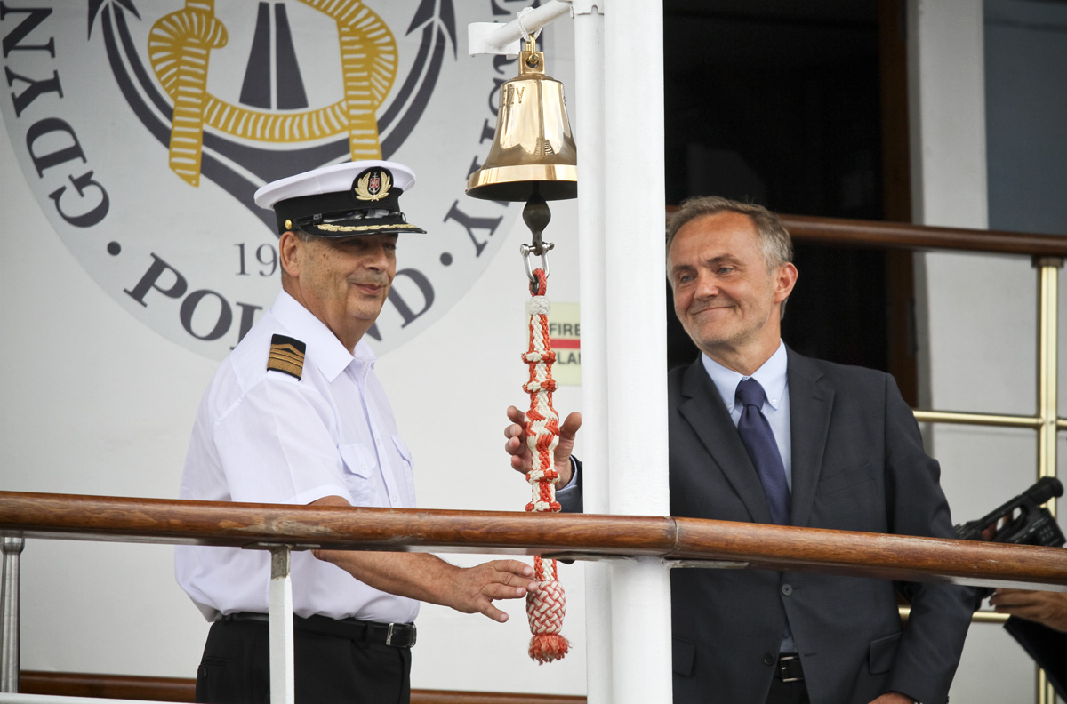 Prezydent i profesor dźwiękiem dzwonu \"Daru Młodzieży\" obwieścili otwarcie Operacji Żagle Gdyni
