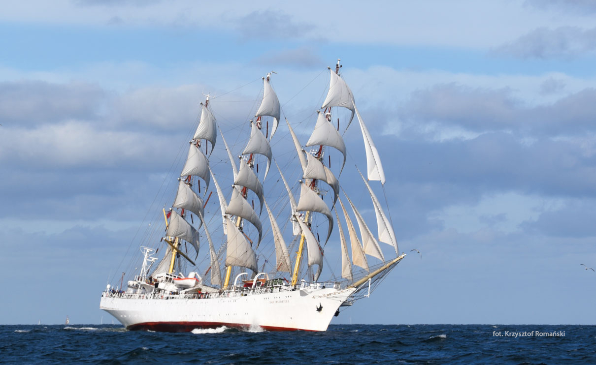\"Dar Młodzieży\" pierwszy na mecie drugiego wyścigu The Tall Ships Races