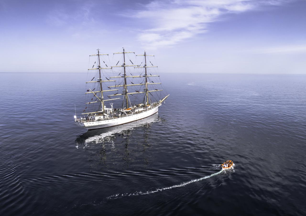 \"Dar Młodzieży\" wrócił na morze