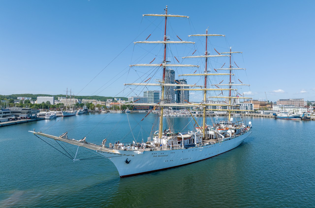 „Dar Młodzieży” wypłynął ku równikowi