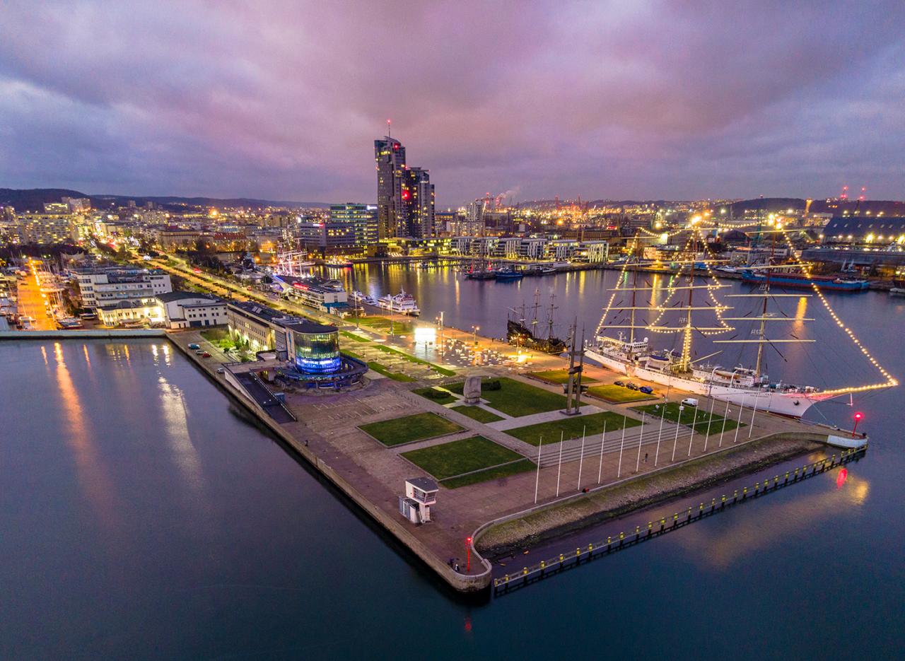 Najwyższa choinka w Trójmieście rozbłysła na „Darze Młodzieży” 