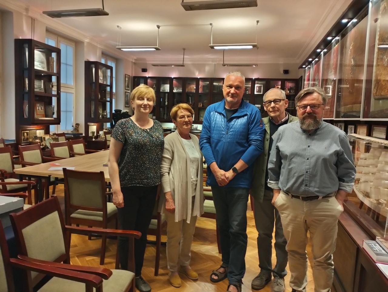 Fot. od prawej: Jacek Ochinowski ze stowarzyszenia Zabytkowa Gdynia, Bartłomiej Wodniak – siostrzeniec Czesława Nowaka – III oficera „Wigier”, Aleksander Witold Grabowski – prezes Stowarzyszenia Polonii Islandzkiej, Aleksandra Piętak oraz Joanna Stasiak Fot. od prawej: Jacek Ochinowski ze stowarzyszenia Zabytkowa Gdynia, Bartłomiej Wodniak – siostrzeniec Czesława Nowaka – III oficera „Wigier”, Aleksander Witold Grabowski – prezes Stowarzyszenia Polonii Islandzkiej, Aleksandra Piętak oraz Joanna Stasiak