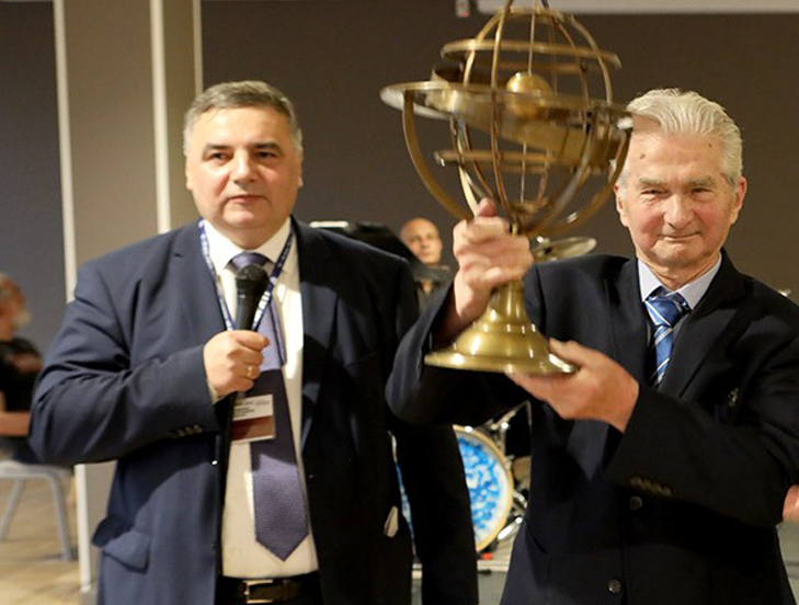 Moment wręczenia profesorowi Mirosławowi Jurdzińskiemu nagrody Hevelius Award podczas Konferencji TransNav, 12 czerwca 2019 w Gdyni fot. Cezary Spigarski, www.oficynamorska.pl