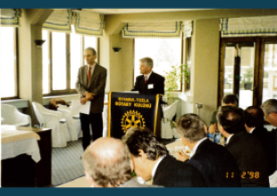 11.12.1998_Rotary Club_Prof. Piotr Przybyłowski przedstawia Uczelnię w okresie przygotowawczym powstania IAMU_Tuzla koło Stambułu