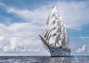 Dar Młodzieży na morzu pod żaglami