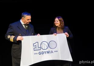 JM Rektor UMG odbiera żagiel stulecia z rąk prezydent Miasta Gdynia