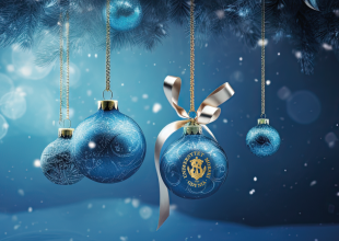 Niebieskie bombki wiszące na złotych nitkach