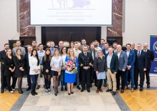 Absolwenci i wykładowcy studiów podyplomowych oraz przedstawiciele Władz UMG. fot. Maciej Czarniak