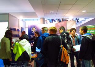 Stoisko Akademii Morskiej podczas targów edukacyjnych 