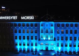 Budynki UMG w niebieskich barwach z okazji Światowego Dnia Morza