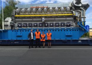 Studenci z przedstawicielem Rolls Royce’a przed największym silnikiem Rolls Royce’a 