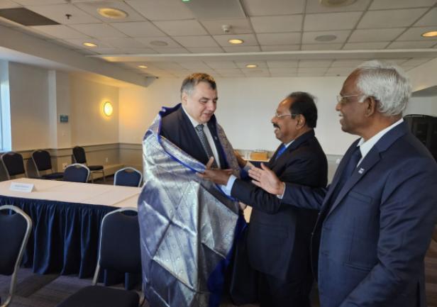 JM Rektor prof. A. Weintrit wraz z organizatorami posiedzenia IAMU, które odbędzie się w Indiach w 2025 r.