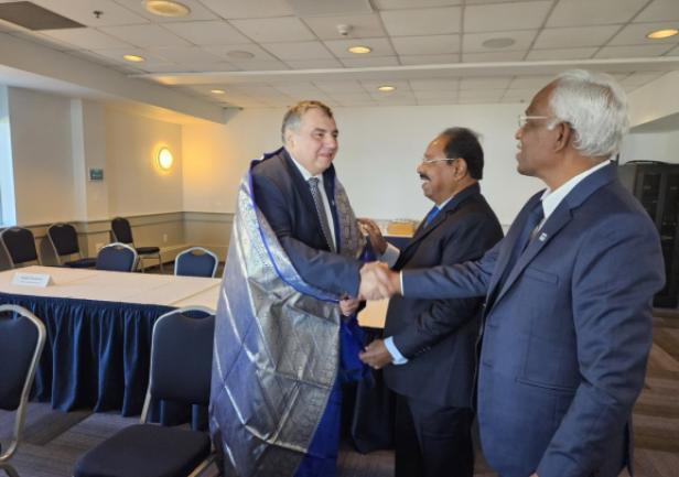 JM Rektor prof. A. Weintrit wraz z organizatorami posiedzenia IAMU, które odbędzie się w Indiach w 2025 r.