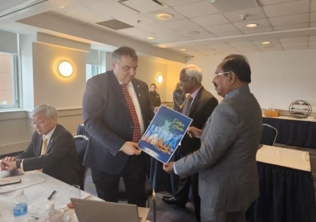 JM Rektor prof. A. Weintrit wraz z organizatorami posiedzenia IAMU, które odbędzie się w Indiach w 2025 r.