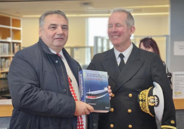 JM Rektor prof. A. Weintrit i Rektor MMA Admirał Francis McDonald w bibliotece MMA