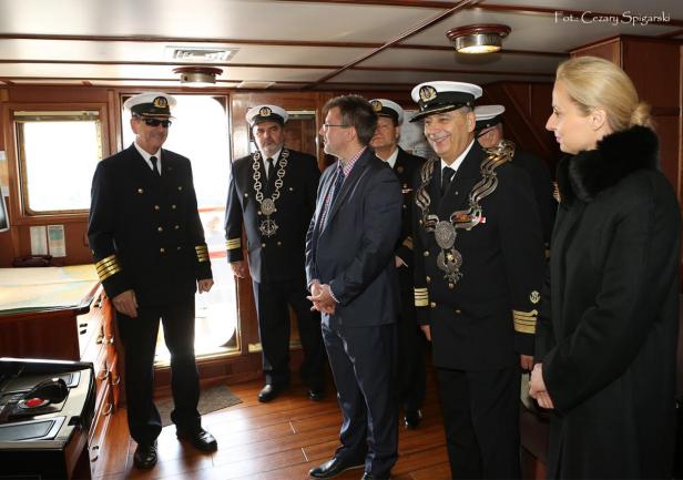 Prezentacja nowego sprzętu-od prawej prof. Dorota Pyć, podsekretarz stanu MIR, prof. dr hab. Piotr Jędrzejowicz, rektor AMG, kontradmirał dr inż. Czesław Dyrcz, rektor-komendant Akademii Mar.Woj., Arkadiusz Szopieraj PZU S.A., dr hab. inż. Adam Weintrit, dziekan Wydziału Nawigacyjnego AMG, kpt.ż.w. Rafał Szymański, komendant \"Daru Młodzieży\" (fot. Cezary Spigarski)