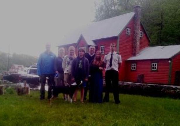 Wspólne zdjęcie przed młynem