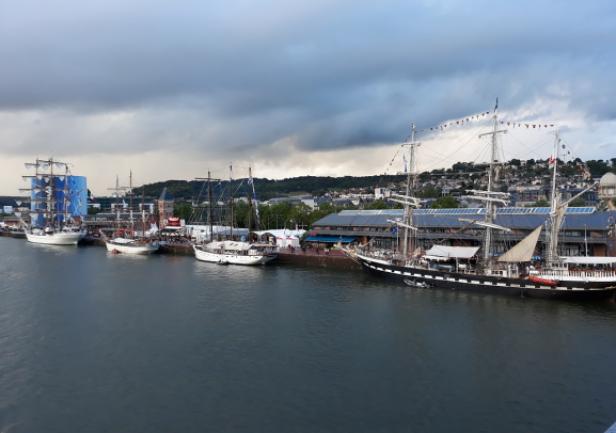 W Rouen największe na świecie - \"Kruzensztern\"...