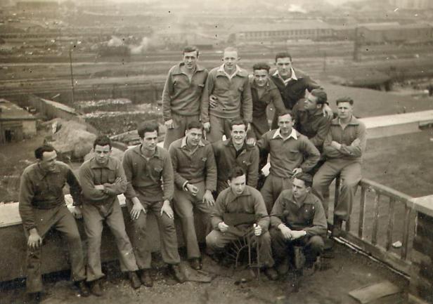 Grupa uczniów pierwszego powojennego rocznika na dachu budynku PSM (pierwszy z prawej Józef Kwiatkowski)