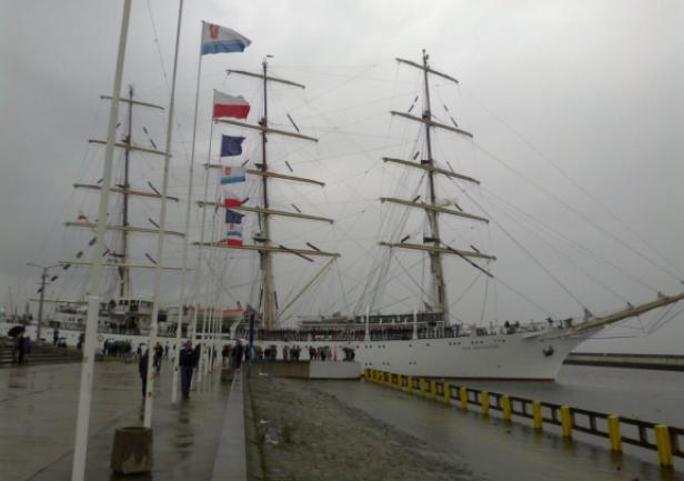 Pożegnanie w strugach deszczu (fot. Aleksander Gosk)