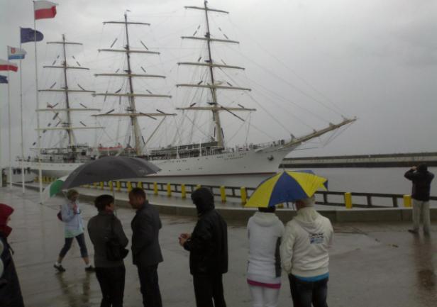 Pożegnanie w strugach deszczu (fot. Aleksander Gosk)