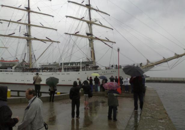 Pożegnanie w strugach deszczu (fot. Aleksander Gosk)