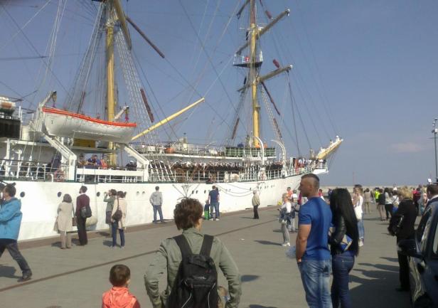 26.04.2014 r. - \"Dar Młodzieży\" wychodzi z Gdyni (fot. Aleksander Gosk)