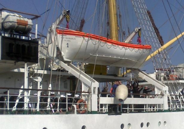 26.04.2014 r. - \"Dar Młodzieży\" wychodzi z Gdyni (fot. Aleksander Gosk)