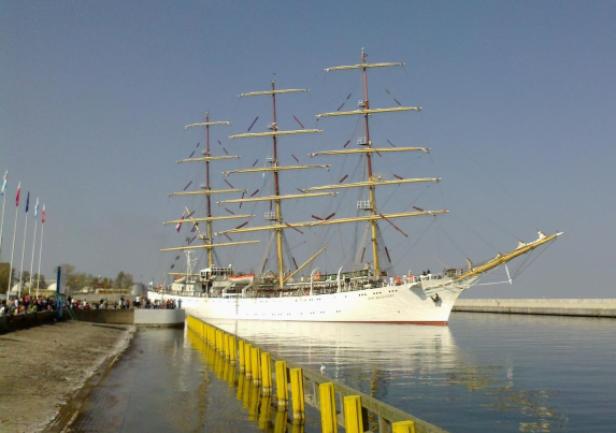 26.04.2014 r. - \"Dar Młodzieży\" wychodzi z Gdyni (fot. Aleksander Gosk)