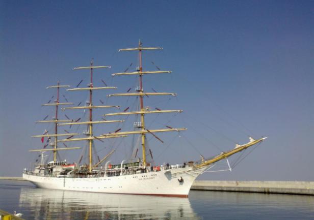 26.04.2014 r. - \"Dar Młodzieży\" wychodzi z Gdyni (fot. Aleksander Gosk)