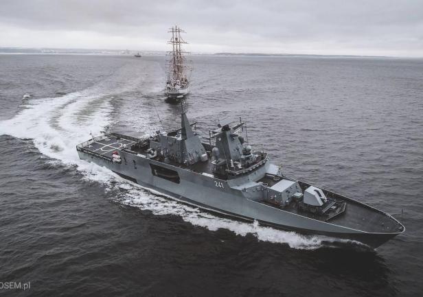 swoim powitalnym tańcem  wokół \"Daru\"