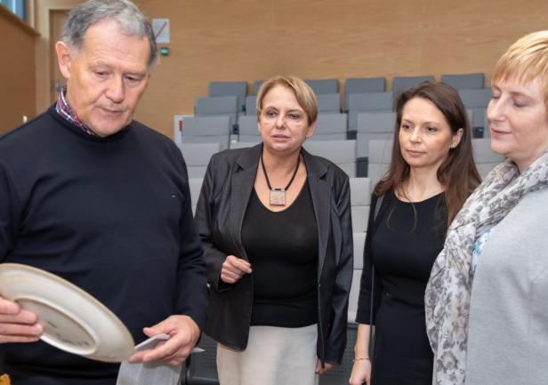 odbierają dyrektor Biblioteki UMG Joanna Krzywonos i Joanna Stasiak - kustosz Sali Tradycji