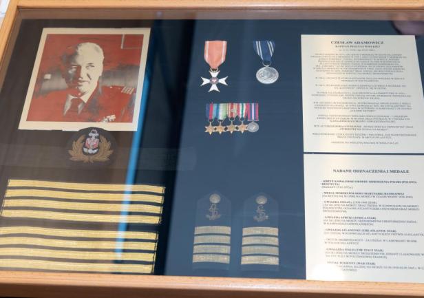 Odznaczenia, dystynkcje i...