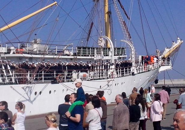 26.04.2014 r. - \"Dar Młodzieży\" wychodzi z Gdyni (fot. Marcin Kotowicz)