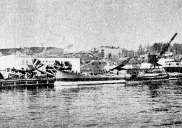 Resztki złomowanego kadłuba \"Lwowa\" przy nabrzeżu na Oksywiu - 1938 r.