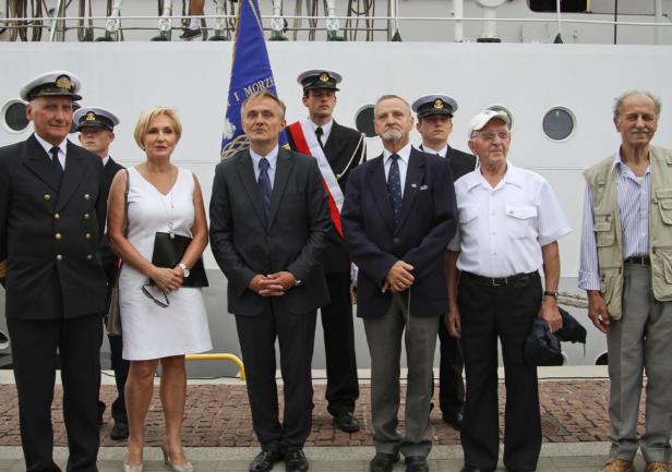 Marynarze kapitana Jurkiewicza z Jego córką i prezydentem Gdyni. Od lewej:  Mirosław Łukawski, Małgorzata Jurkiewicz-Łobodzińska, Wojciech Szczurek, Tadeusz Popiel, Kazimierz Dopke, Stefan Kadela