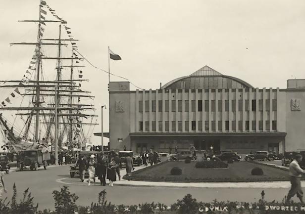 \"Dar Pomorza\" w gali banderowej przy Dworcu Morskim po powrocie z rejsu dookoła świata. Widoczna wstęga na krojcmaszcie obrazująca ilość przebytych mil morskich - wrzesień 1935 r.