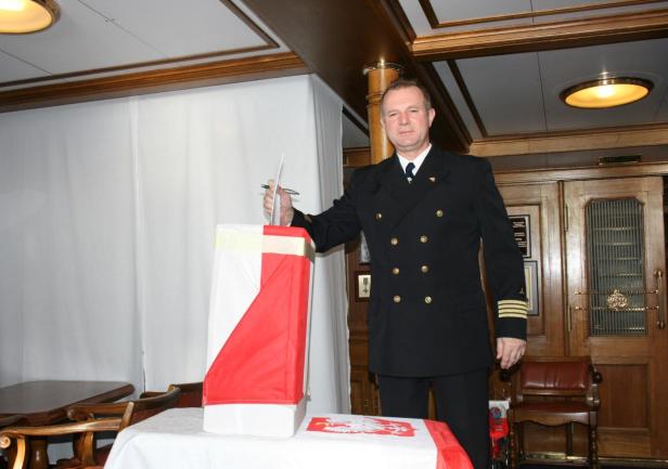 uroczyście, uroczyście