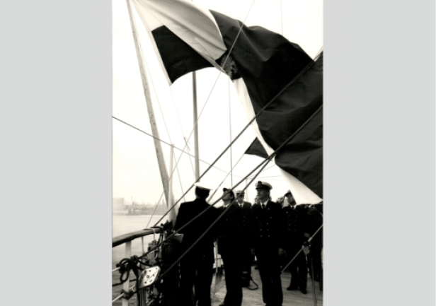 Podniesienie bandery na \"Darze Młodzieży\", 4 lipca 1982 r. Fot. Krzysztof Kamiński, z albumu Henryka Kabata, \"Dar Pomorza\", Warszawa 1985.