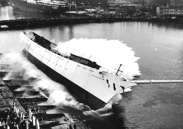 Wodowanie \"Daru Młodzieży\" - 1981 r. (fot. Krzysztof Kamiński)